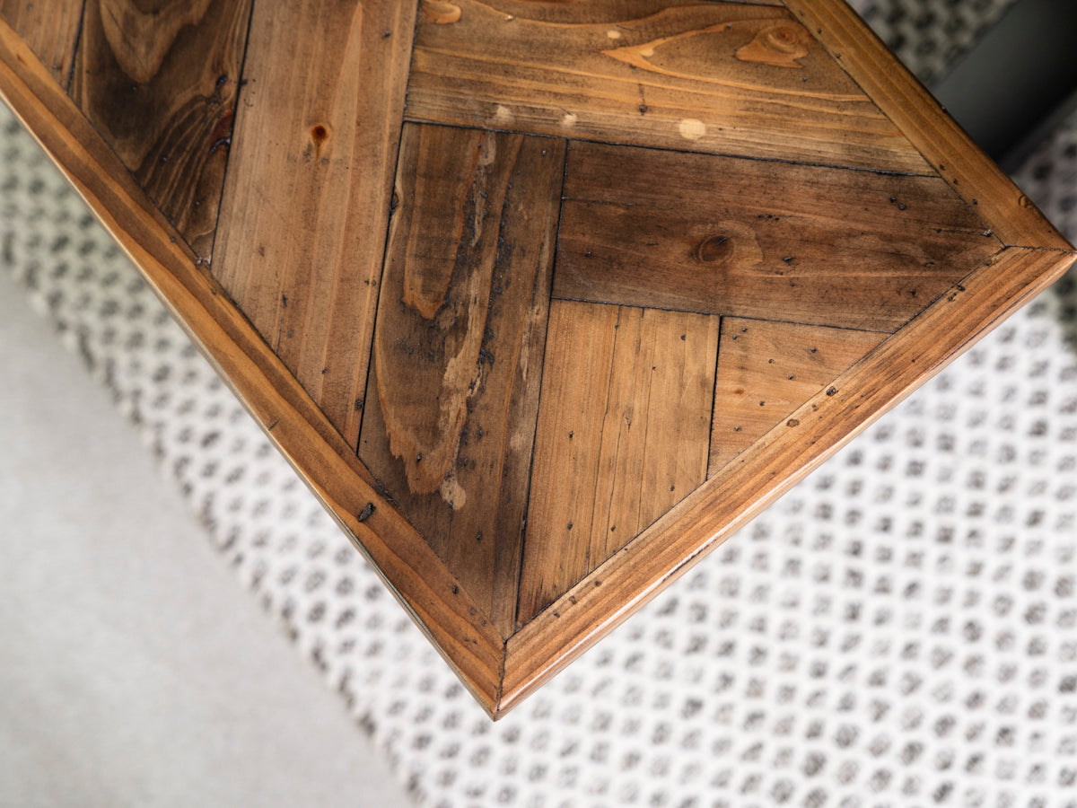 Banc en bois de récupération à pieds croisés foncés de Tulsa