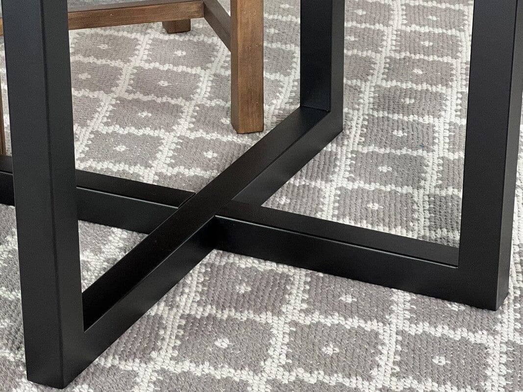 Table de salle à manger ronde Brooklyn et chaises de salle à manger noires Gabo