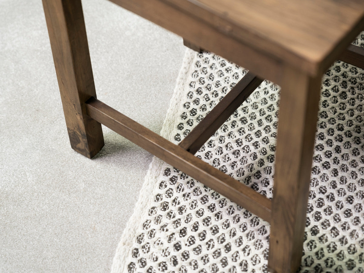 Table de salle à manger extensible Tulsa à piètement croisé foncé (140 cm - 180 cm) et chaise de salle à manger Tulsa à dossier croisé foncé.