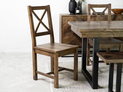 Table de salle à manger extensible Tulsa Dark (180 cm - 240 cm) et chaise de salle à manger à dossier croisé Tulsa Dark