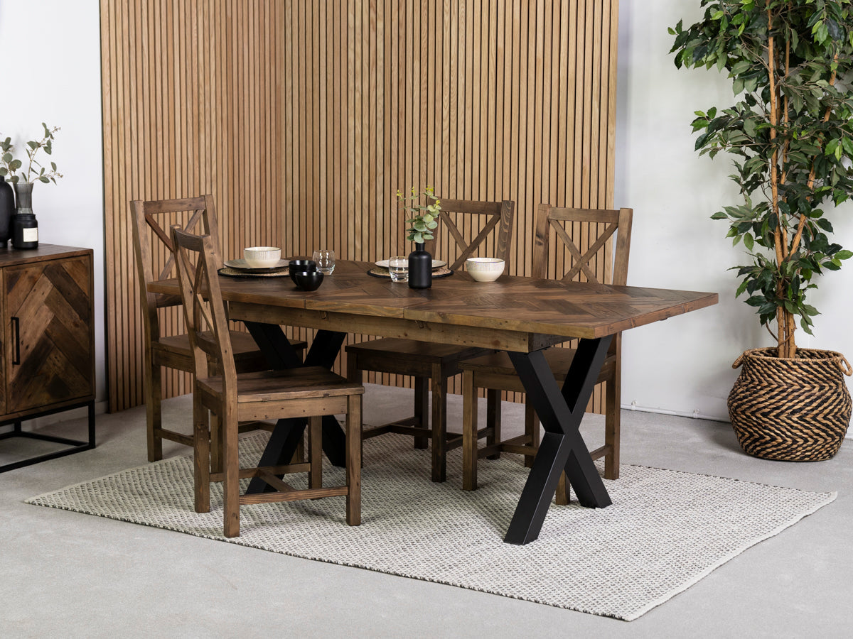 Table de salle à manger extensible Tulsa à piètement croisé foncé (140 cm - 180 cm) et chaise de salle à manger Tulsa à dossier croisé foncé.