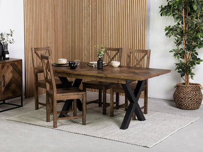 Table de salle à manger extensible Tulsa à piètement croisé foncé (140 cm - 180 cm) et chaise de salle à manger Tulsa à dossier croisé foncé.