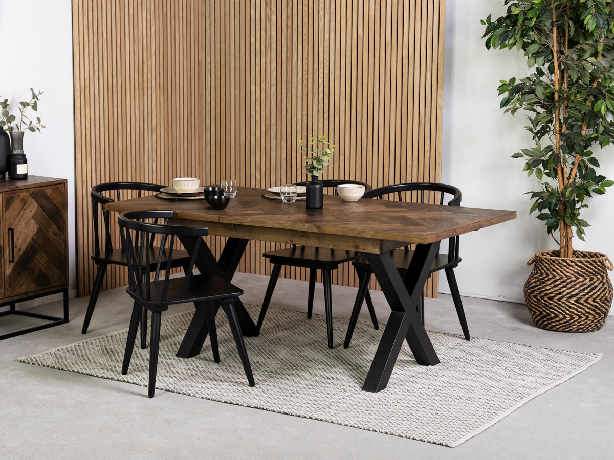 Table de salle à manger extensible Tulsa à pieds croisés foncés (140 cm - 180 cm) et chaises de salle à manger Bogart