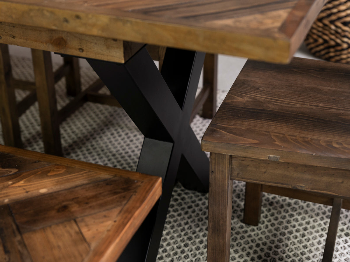 Table de salle à manger extensible Tulsa à pieds croisés foncés (140 cm - 180 cm) et chaises de salle à manger grises Dallas