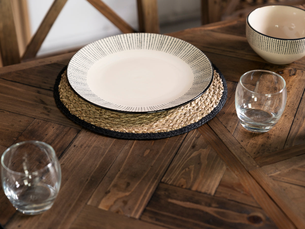 Table de salle à manger extensible Tulsa à piètement croisé foncé (140 cm - 180 cm) et chaise de salle à manger Tulsa à dossier croisé foncé.