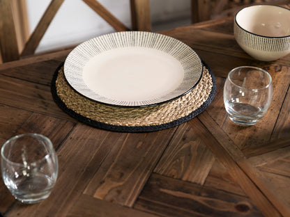 Table de salle à manger extensible Tulsa à piètement croisé foncé (140 cm - 180 cm) et chaise de salle à manger Tulsa à dossier croisé foncé.