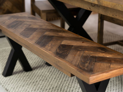 Table de salle à manger extensible Tulsa à piètement croisé foncé (140 cm - 180 cm) et chaise de salle à manger Tulsa à dossier croisé foncé.