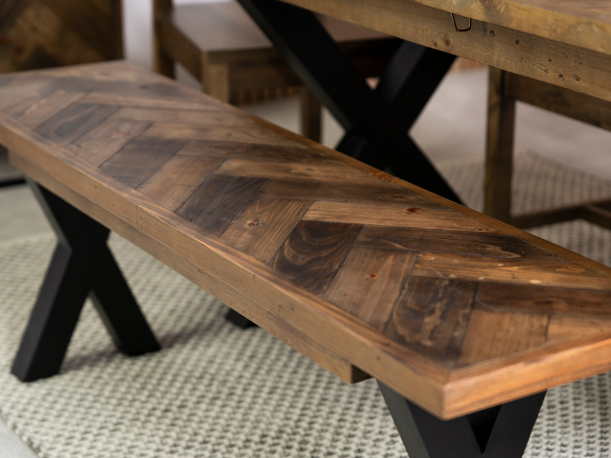 Banc en bois de récupération à pieds croisés foncés de Tulsa