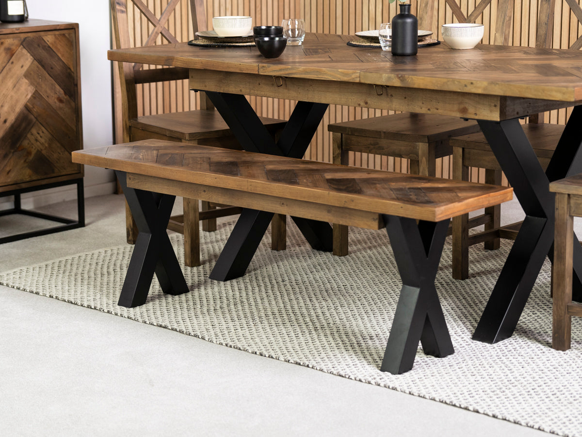 Table de salle à manger extensible Tulsa à pieds croisés foncés (140 cm - 180 cm) et chaises de salle à manger Alston