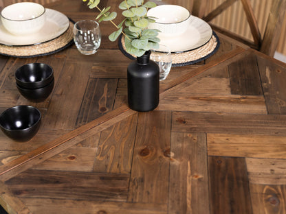 Table de salle à manger extensible Tulsa à piètement croisé foncé (140 cm - 180 cm) et chaise de salle à manger Tulsa à dossier croisé foncé.