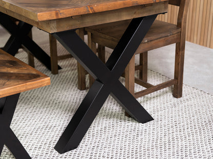 Table de salle à manger extensible Tulsa à piètement croisé foncé (140 cm - 180 cm) et chaise de salle à manger Tulsa à dossier croisé foncé.