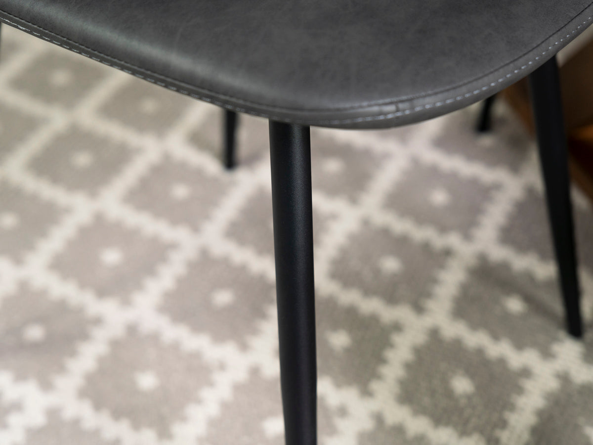 Table de salle à manger extensible Tulsa à pieds croisés foncés (140 cm - 180 cm) et chaises de salle à manger grises Dallas