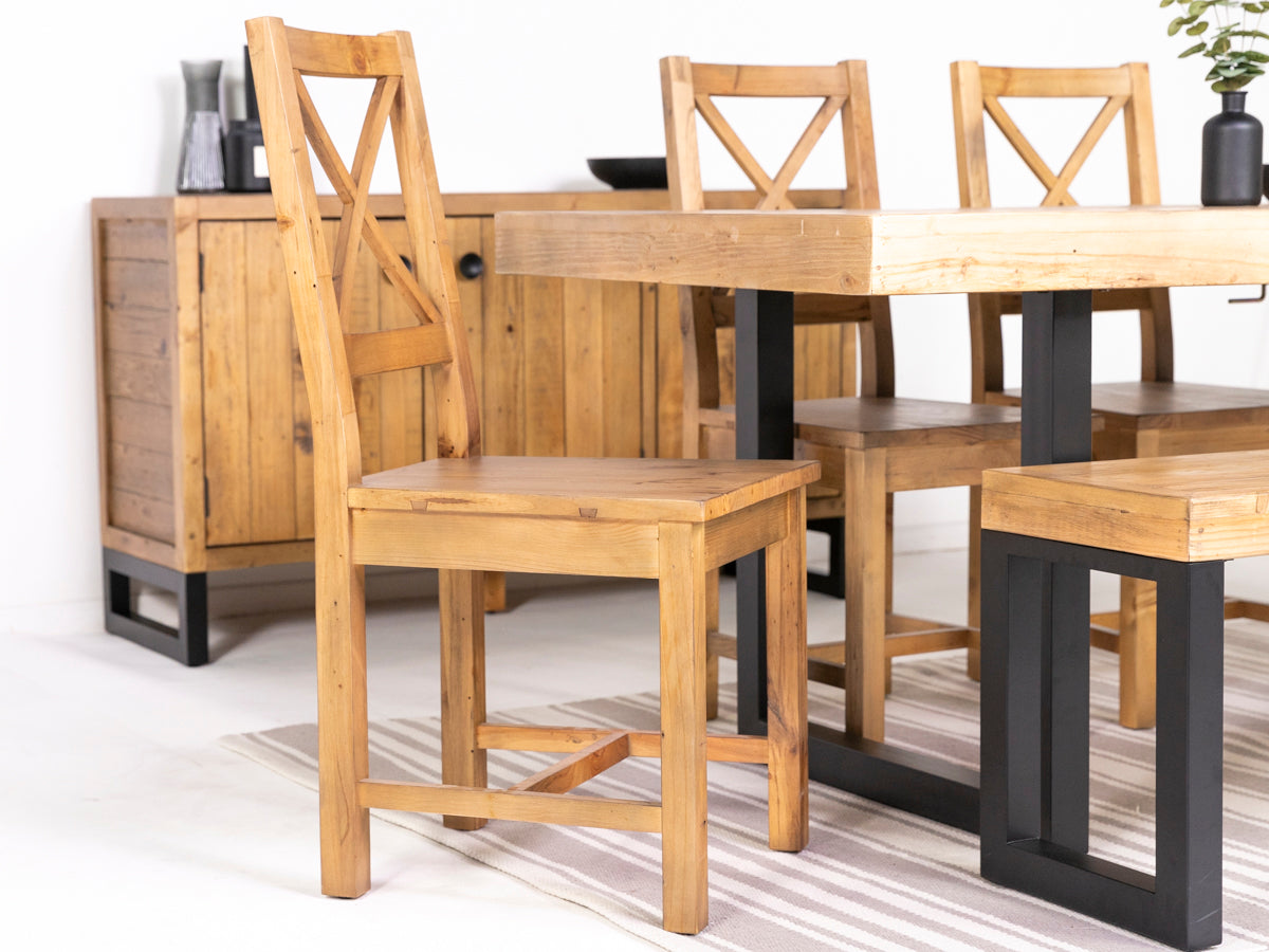 Table de salle à manger extensible Como (140 cm - 180 cm) et chaises de salle à manger à dossier croisé Como 