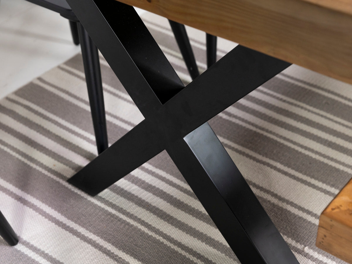 Table de salle à manger extensible Brooklyn Light à pieds croisés (140 cm - 180 cm) et chaises de salle à manger grises Dallas