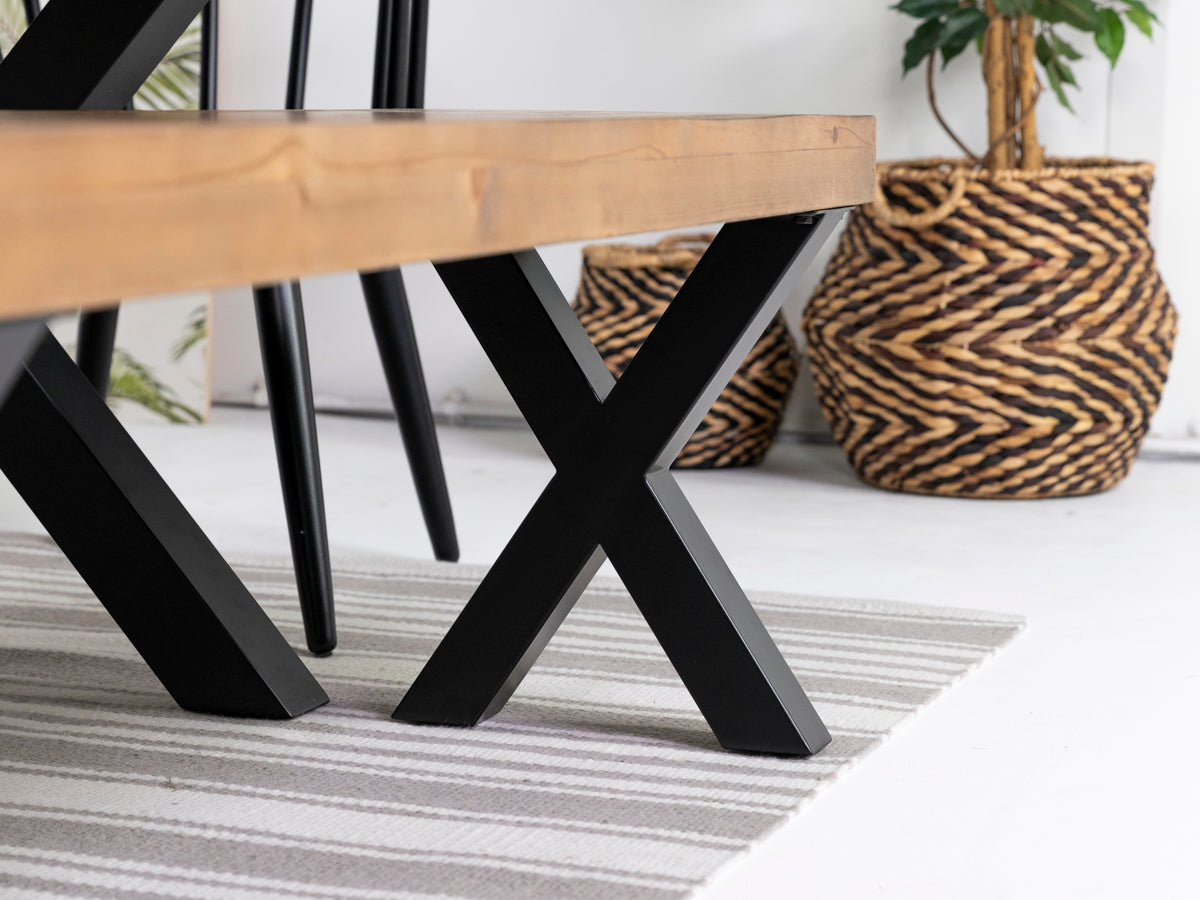 Table de salle à manger extensible Brooklyn Light à pieds croisés (140 cm - 180 cm) et chaises de salle à manger Bogart