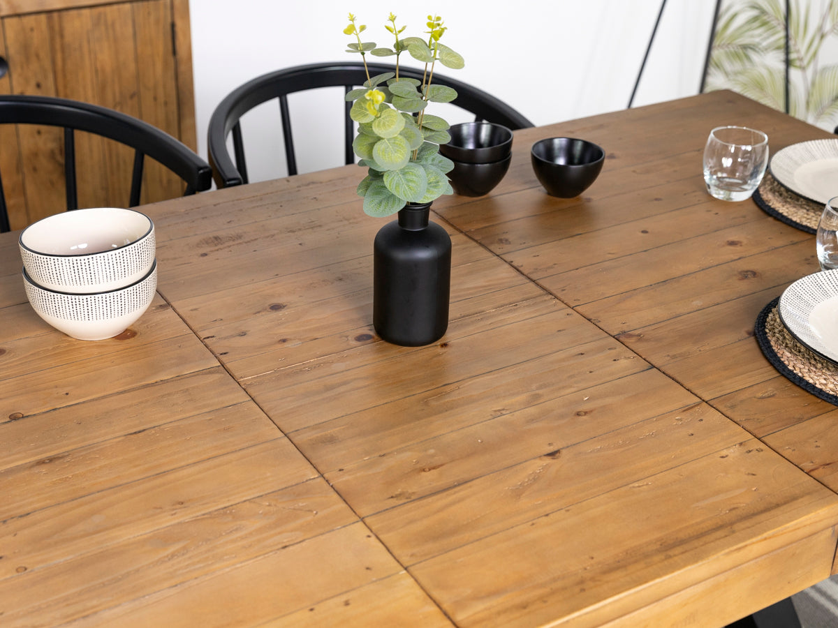 Table de salle à manger extensible Brooklyn Light à pieds croisés (140 cm - 180 cm) et chaises de salle à manger Dallas couleur fauve