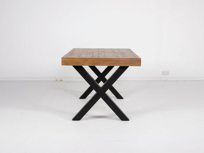 Table de salle à manger extensible Brooklyn Light à pieds croisés (140 cm - 180 cm) et chaises de salle à manger Bogart