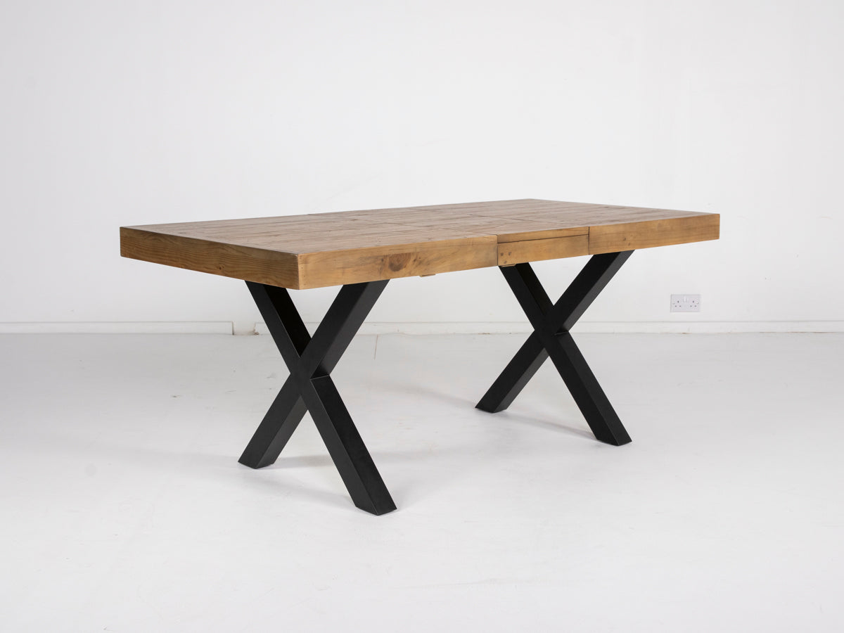 Table de salle à manger extensible Brooklyn Light à pieds croisés (140 cm - 180 cm) et chaises de salle à manger Alston