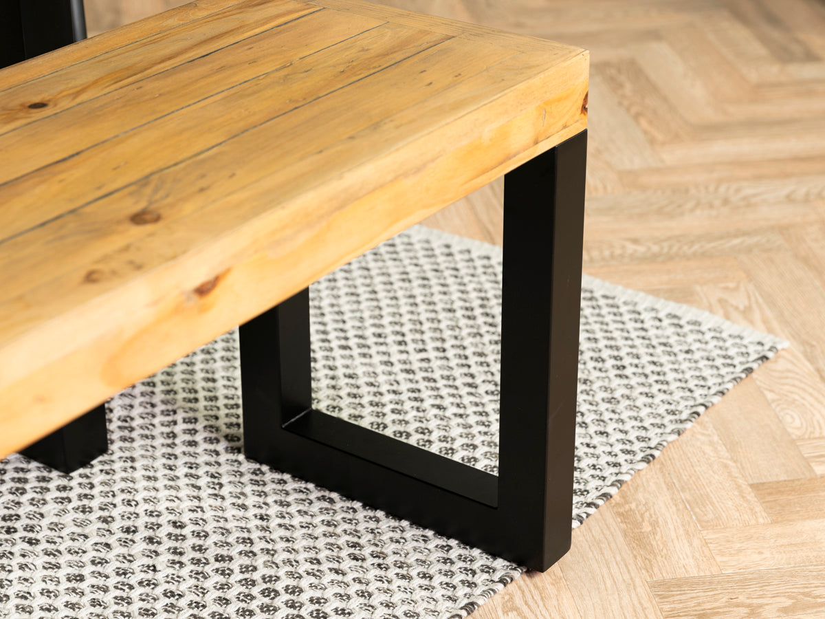 Table de salle à manger extensible Brooklyn Light (140 cm - 180 cm) et chaises de salle à manger noires Bogart