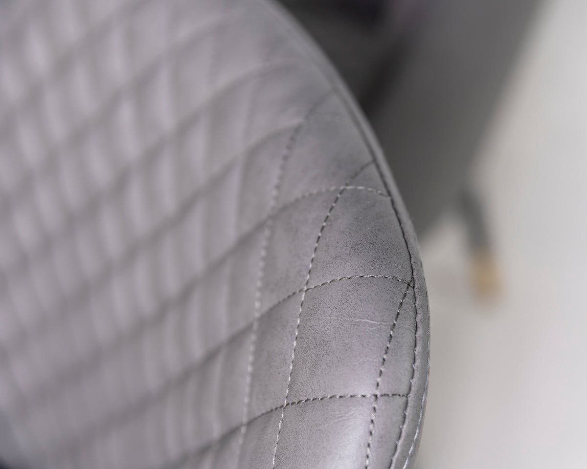 Table de salle à manger ronde Tulsa et chaises de salle à manger grises Sarah