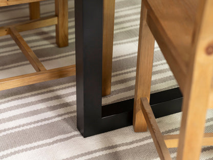 Table de salle à manger Brooklyn Light 180 cm à plateau fixe et chaises de salle à manger Gabo noires