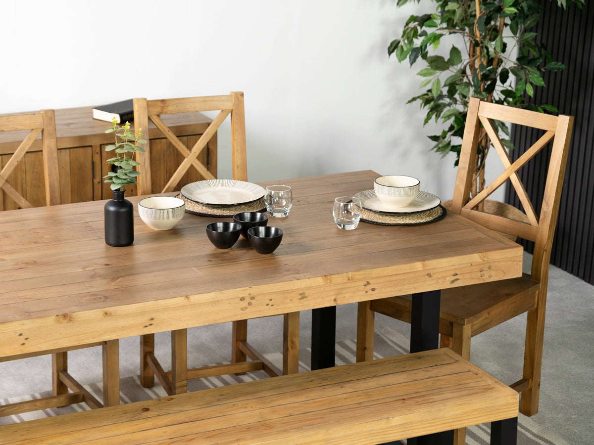 Table de salle à manger Brooklyn Light 180 cm à plateau fixe et chaises Brooklyn à dossier croisé