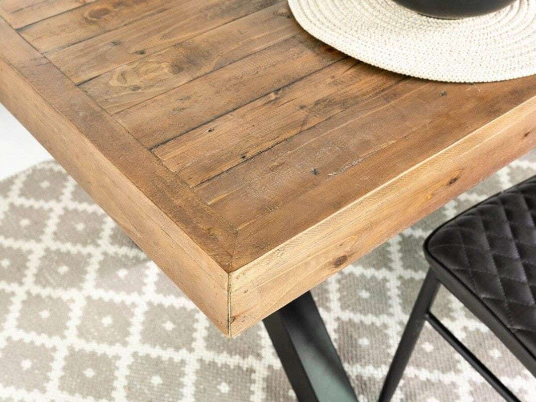 Table de salle à manger extensible Brooklyn à pieds croisés (140 cm - 180 cm) et chaises de salle à manger noires Gabo